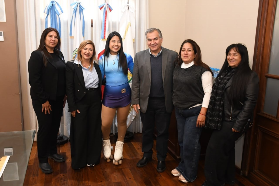 La intendente Norma Fuentes recibió a la joven patinadora Guadalupe Noriega Morán tras su consagración nacional