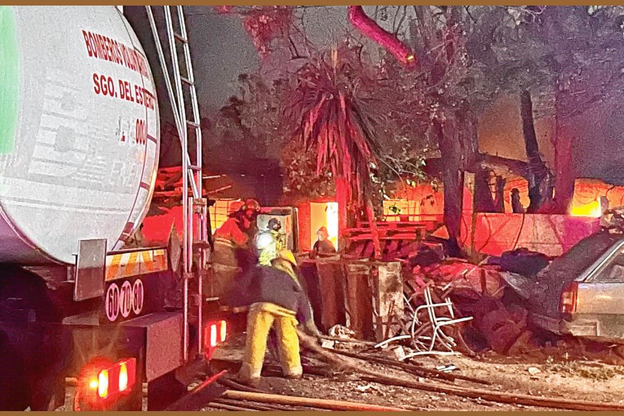 Un incendio destruyó una vivienda en el barrio Almirante Brown y dejó a trece personas damnificadas