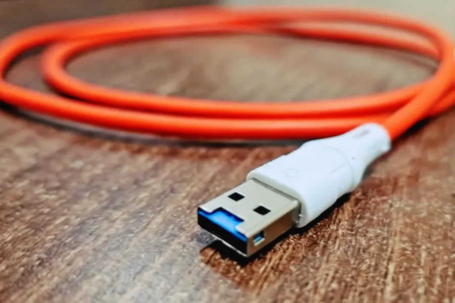 Especialistas advierten sobre riesgos de ciberseguridad por la presencia de cables USB alterados en la vía pública