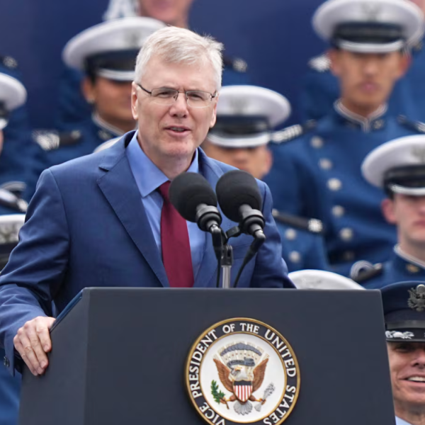Estados Unidos admitió por primera vez el despliegue de armas de control espacial en órbita, provocando advertencias de Rusia y China