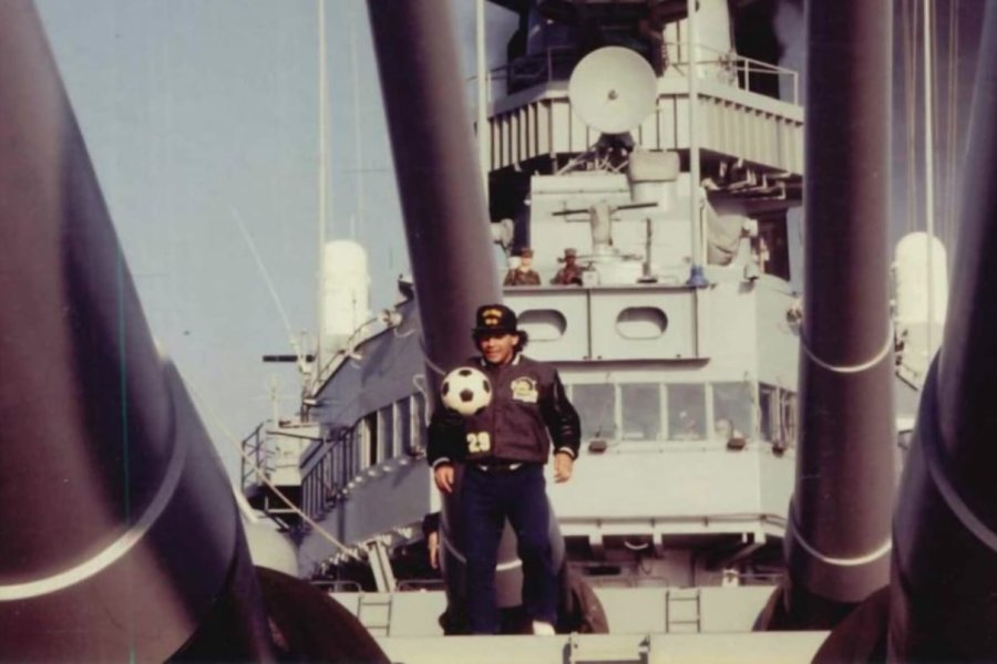 Fernando Signorini reveló fotografías inéditas de Diego Maradona a bordo de un buque de guerra militar en 1989