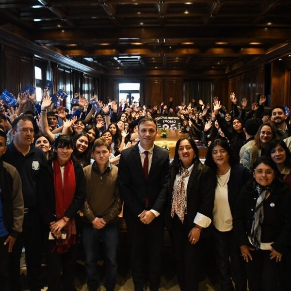 Alumnos de los departamentos Copo, Taboada, Robles, Jiménez, Río Hondo y Choya visitaron Casa de Gobierno