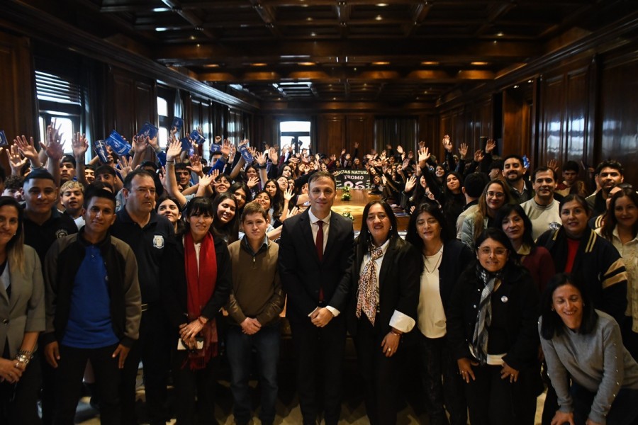 Alumnos de los departamentos Copo, Taboada, Robles, Jiménez, Río Hondo y Choya visitaron Casa de Gobierno