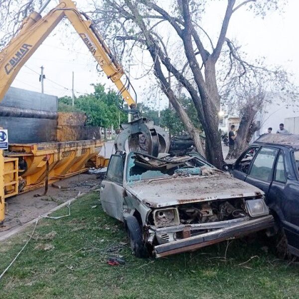La Municipalidad de Selva y la Comisaría N° 34 implementaron un operativo de compactación de vehículos retenidos