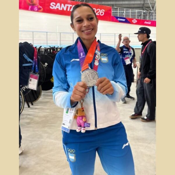 La ciclista santiagueña Natalia Vera obtuvo la medalla de plata en los Juegos Suramericanos Santa Fe 2026