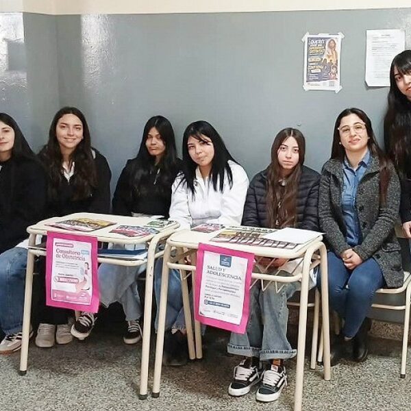 Desplegaron una jornada de vacunación y consejería para estudiantes de la Escuela Normal de Frías
