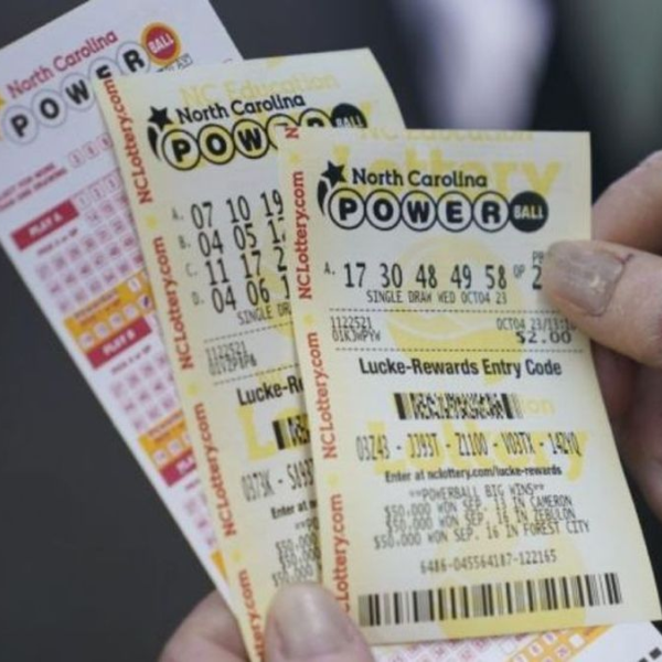 Hombre gana dos millones de dólares en la lotería al comprar por error el mismo boleto dos veces