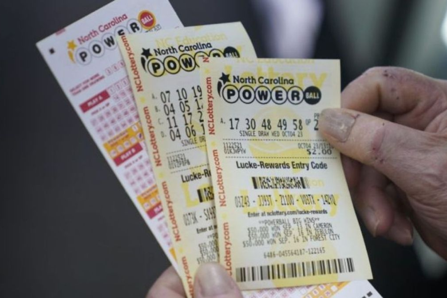 Hombre gana dos millones de dólares en la lotería al comprar por error el mismo boleto dos veces Hombre gana dos millones de dólares en la lotería al comprar por error el mismo boleto dos veces