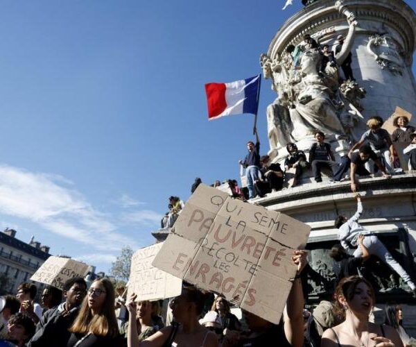Tres semanas de aulas bloqueadas, 10.000 millones de euros en juego: La protesta escolar que le complica la agenda a Macron