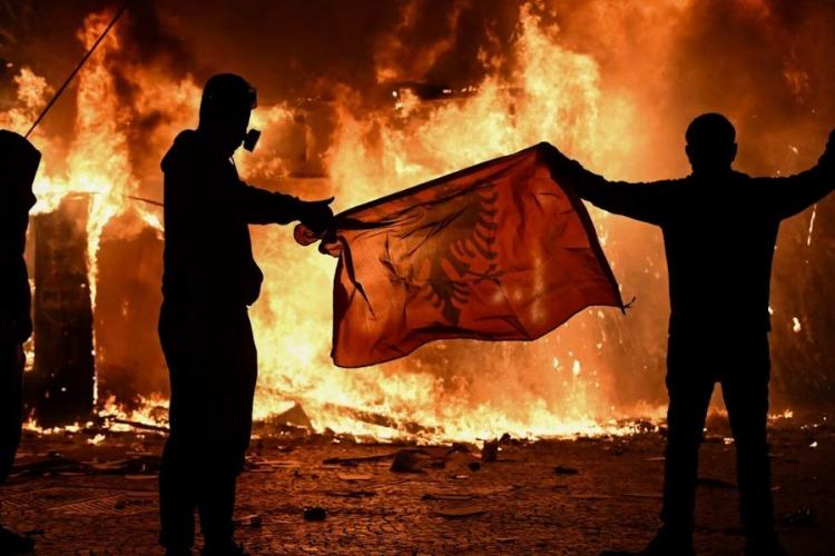 Miles de estudiantes se movilizan en Albania contra la corrupción, el desempleo y un polémico proyecto inmobiliario