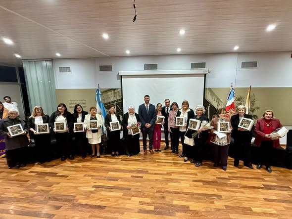 El vicegobernador Silva Neder encabezó la 25° edición del homenaje a docentes rurales del Club de Leones Mishky Mayu El vicegobernador Silva Neder encabezó la 25° edición del homenaje a docentes rurales del Club de Leones Mishky Mayu