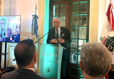 José Emilio Neder recibió el Premio Biblos en la celebración del 90° aniversario del Club Libanés