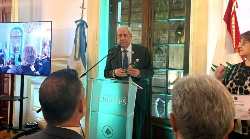 José Emilio Neder recibió el Premio Biblos en la celebración del 90° aniversario del Club Libanés