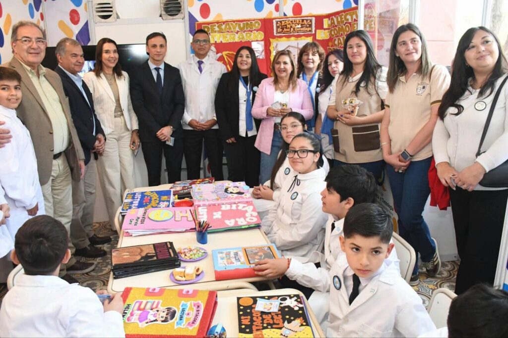 El Jefe de Gabinete junto a la intendente Fuentes y a la ministra Nassif visitaron la Feria del Libro en el CCB