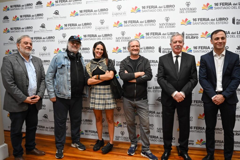 El gobernador Elías Suárez entregó reconocimientos a Pedro Saborido, Soledad Barruti y Darío Sztajnszrajber en la segunda jornada de la Feria del Libro El gobernador Elías Suárez entregó reconocimientos a Pedro Saborido, Soledad Barruti y Darío Sztajnszrajber en la segunda jornada de la Feria del Libro