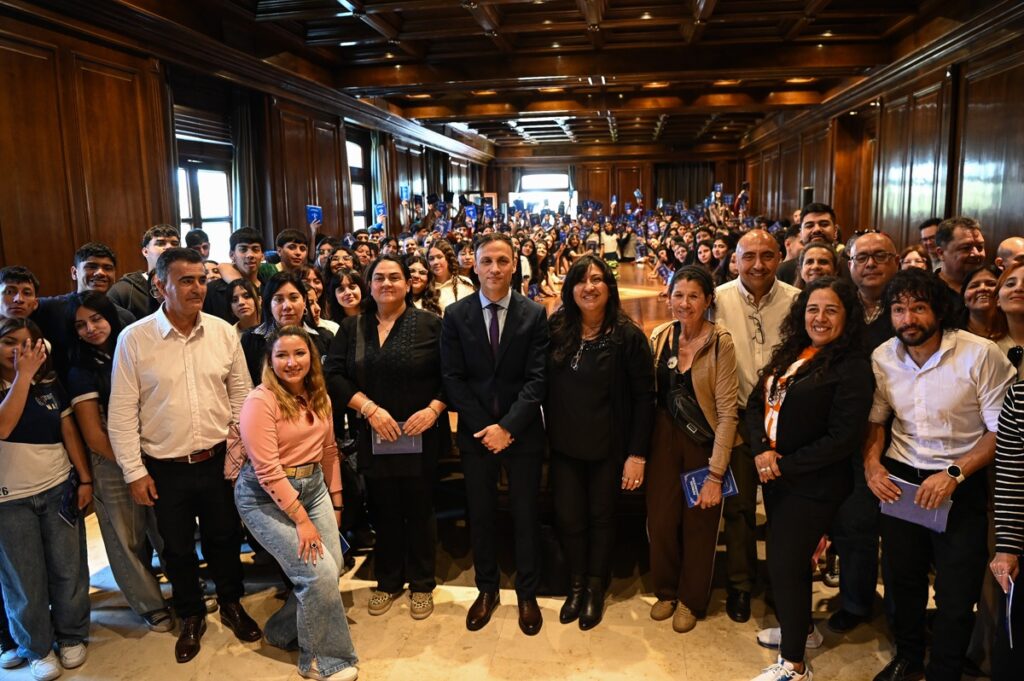 El Jefe de Gabinete Víctor Araujo recibió a estudiantes de distintos departamentos de la Provincia El Jefe de Gabinete Víctor Araujo recibió a estudiantes de distintos departamentos de la Provincia