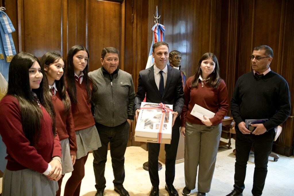 Alumnos de Capital, Robles y Avellaneda visitaron Casa de Gobierno a través del programa conociendo mi provincia Alumnos de Capital, Robles y Avellaneda visitaron Casa de Gobierno a través del programa conociendo mi provincia