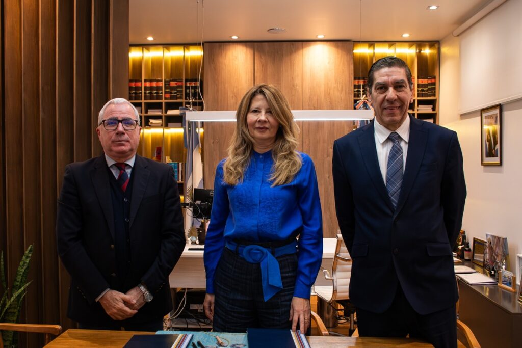 El Ministerio de Justicia y la Ucse firmaron un convenio para capacitar en Mediación penal juvenil y prácticas restaurativas El Ministerio de Justicia y la Ucse firmaron un convenio para capacitar en Mediación penal juvenil y prácticas restaurativas