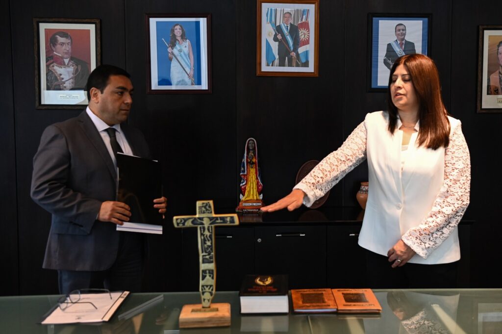 El Ministro de Economía Jorge Murad tomó juramento a la Nueva Tesorera General de la Provincia El Ministro de Economía Jorge Murad tomó juramento a la Nueva Tesorera General de la Provincia