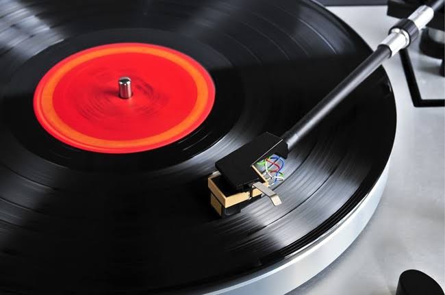 Discos, casetes y objetos vintage: Vuelve la Feria de Vinilos con música en vivo y abre la convocatoria a feriantes