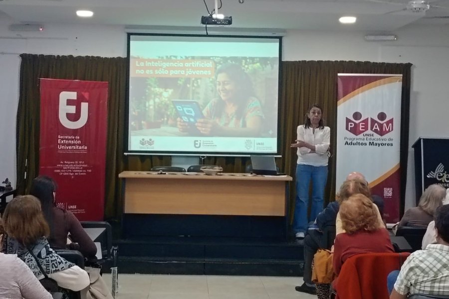 La UNSE capacita a adultos mayores en el uso de herramientas de inteligencia artificial para la vida cotidiana
