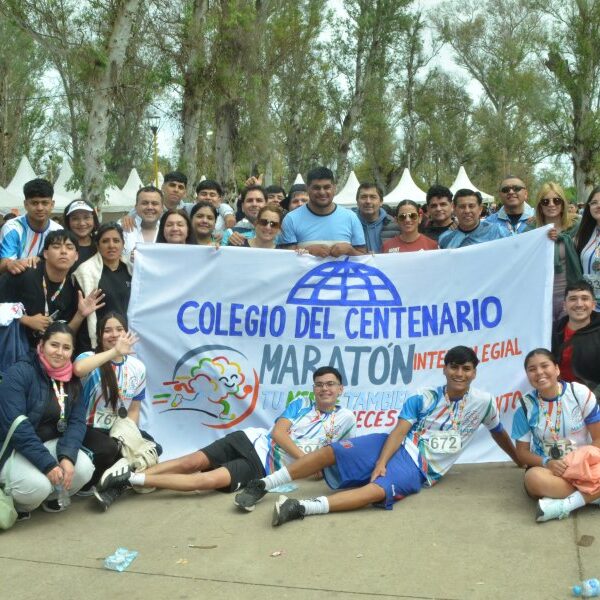 Seis kilómetros por la salud mental: Más de 2.500 estudiantes de Santiago del Estero corrieron en una maratón escolar