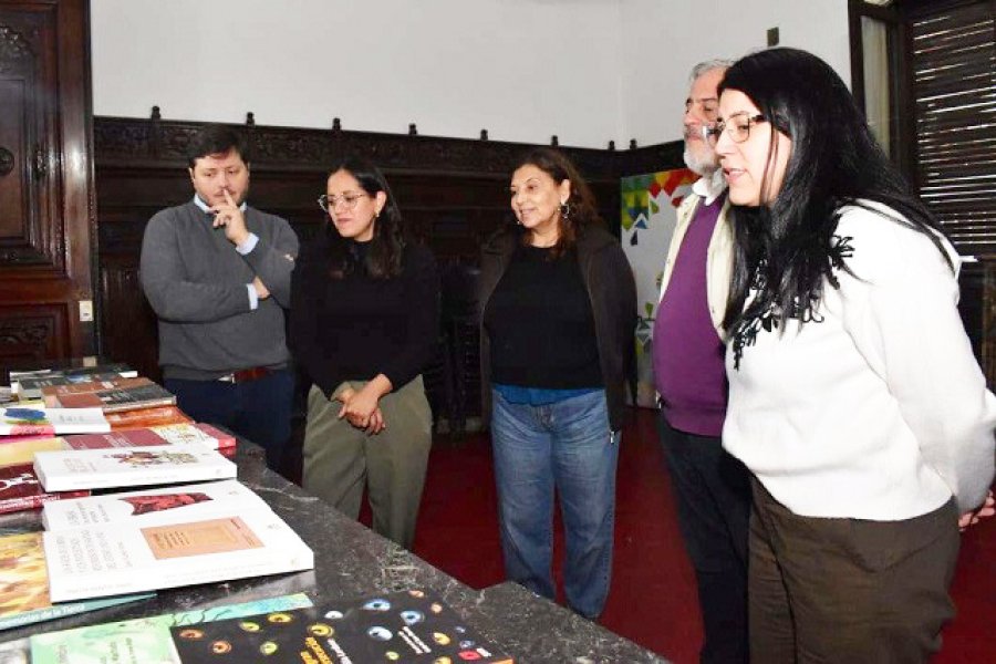 Libros, antologías y un documental sobre la vidala: Fernández suma material cultural donado por la Provincia