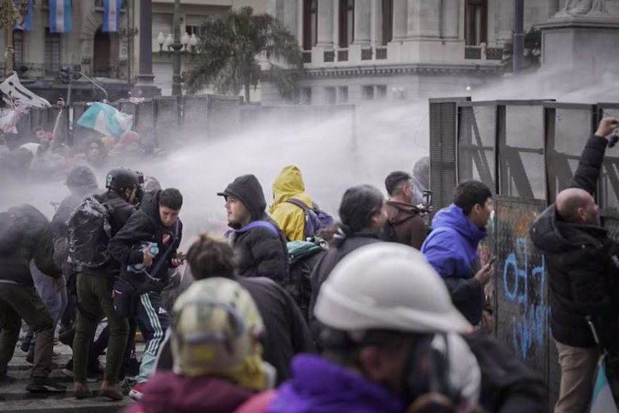 Incidentes y enfrentamientos frente al Congreso durante la 5° Marcha Federal Universitaria