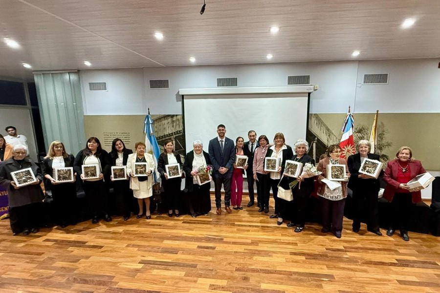 Silva Neder homenajeó a docentes rurales jubilados en la 25.ª edición del Club de Leones Silva Neder homenajeó a docentes rurales jubilados en la 25.ª edición del Club de Leones