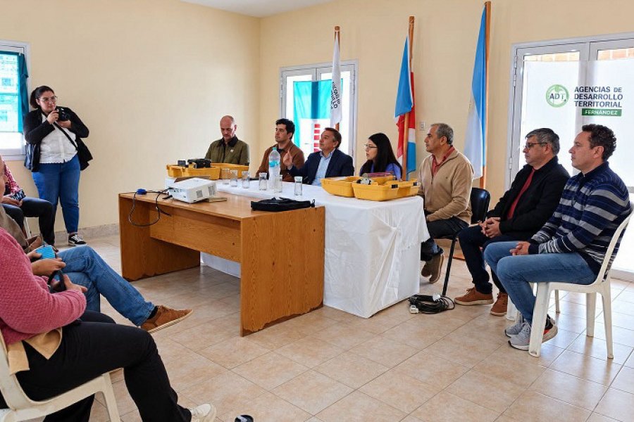 Fernández albergó la primera capacitación en nivelación láser para el sector agrícola
