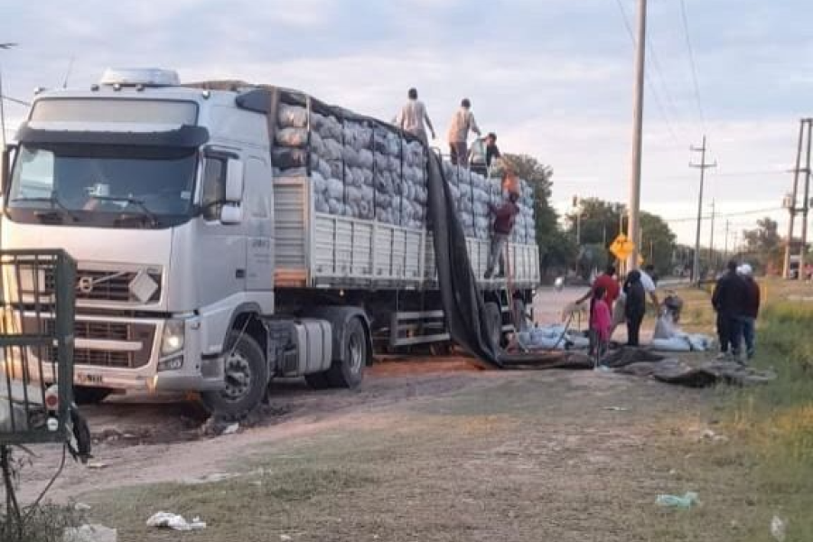 Se incendió la carga de carbón vegetal de un camión sobre la Ruta Provincial 92 en Campo Gallo Se incendió la carga de carbón vegetal de un camión sobre la Ruta Provincial 92 en Campo Gallo