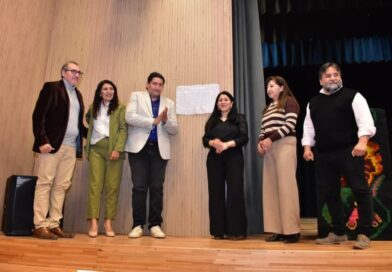 El escenario mayor del Centro Cultural Sixto Palavecino de Fernández fue bautizado con el nombre de Roberto Villavicencio