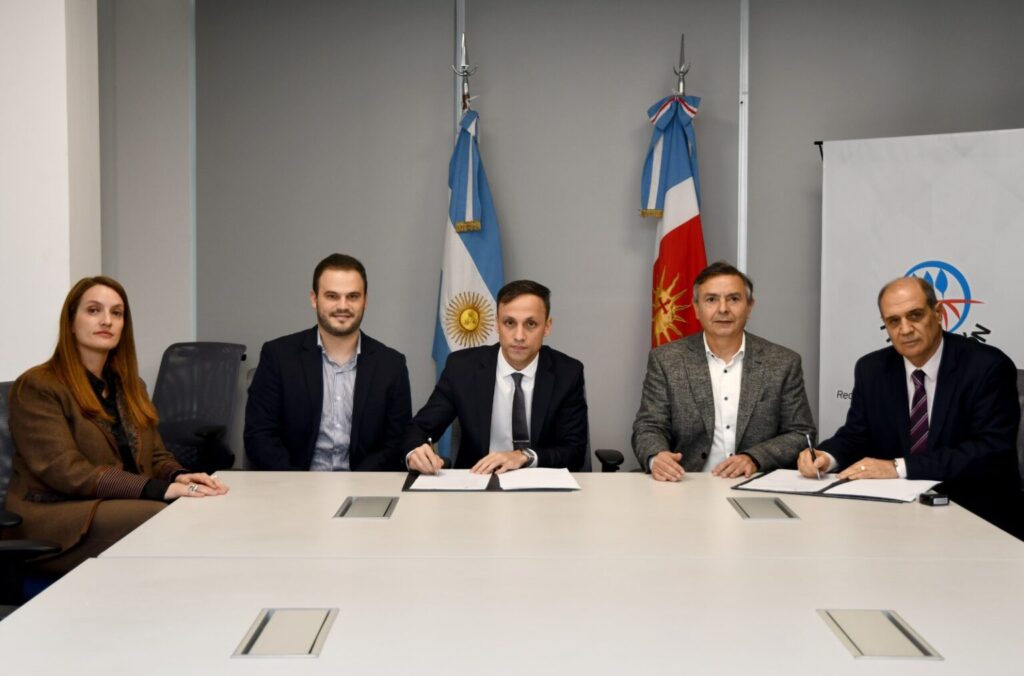 La Provincia firmó un convenio con el Colegio de Graduados en Ciencias Forestales para fortalecer la gestión ambiental y restaurar bosque nativos La Provincia firmó un convenio con el Colegio de Graduados en Ciencias Forestales para fortalecer la gestión ambiental y restaurar bosque nativos